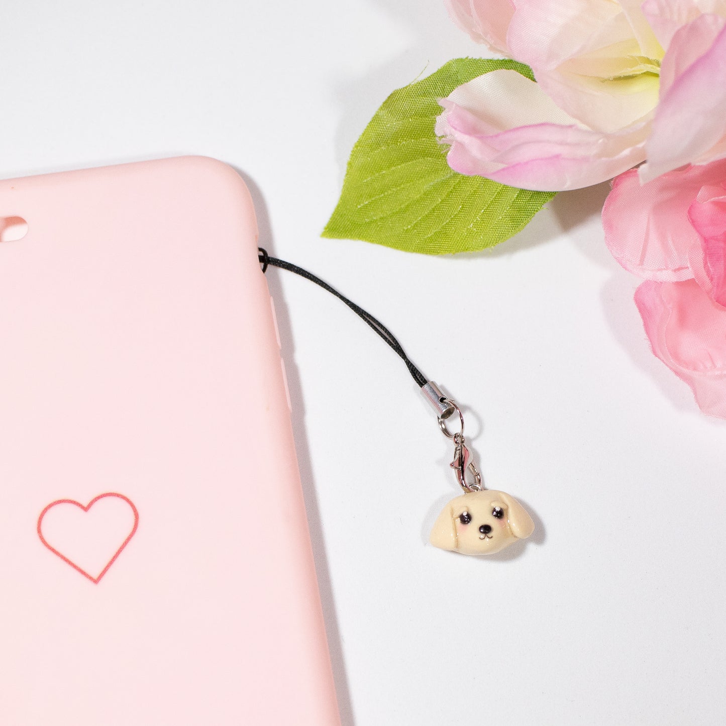 A cute, simple golden retriever dog charm! This little dog has blushing cheeks and sweet, expressive eyebrows. Golden retriever dogs are well known for their gentleness and affectionate nature.