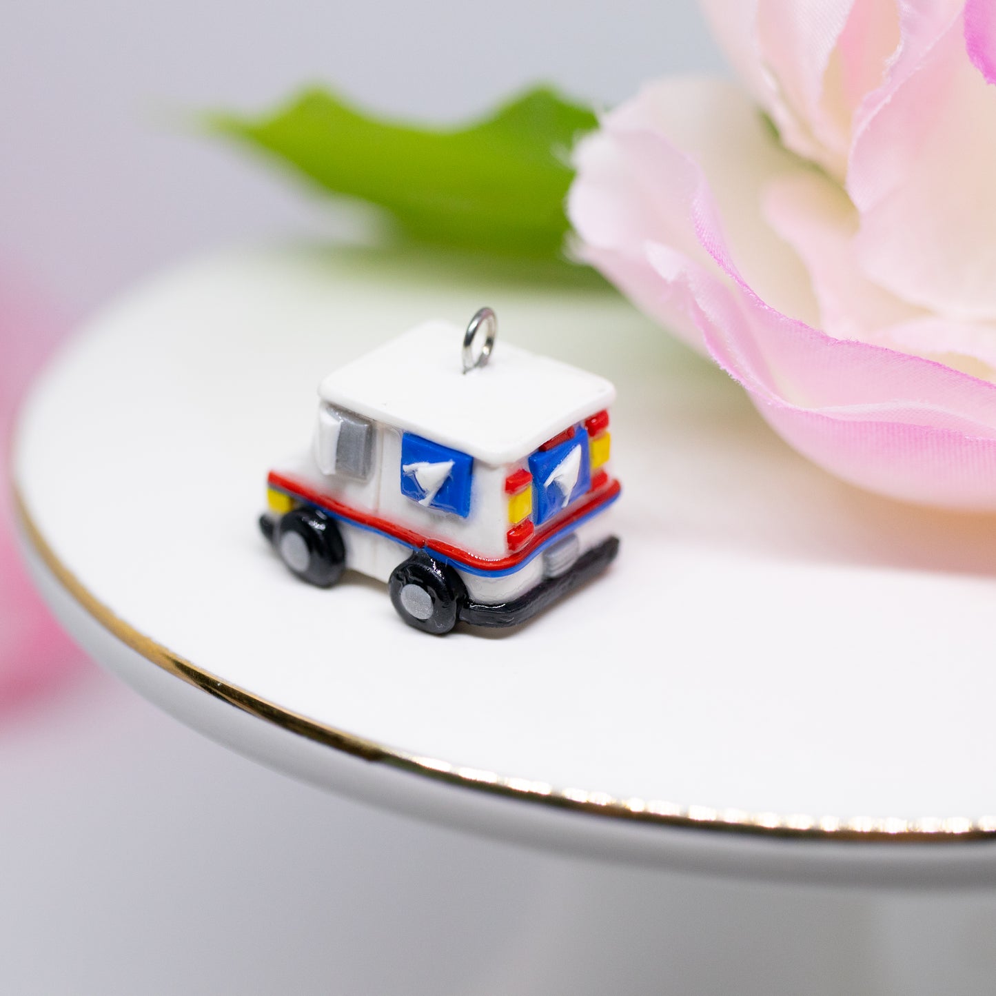 A tiny charm replica of an all too familiar truck that we see every day. Inspired by the USPS, this kawaii postal truck is boxy and cute with details on each side!