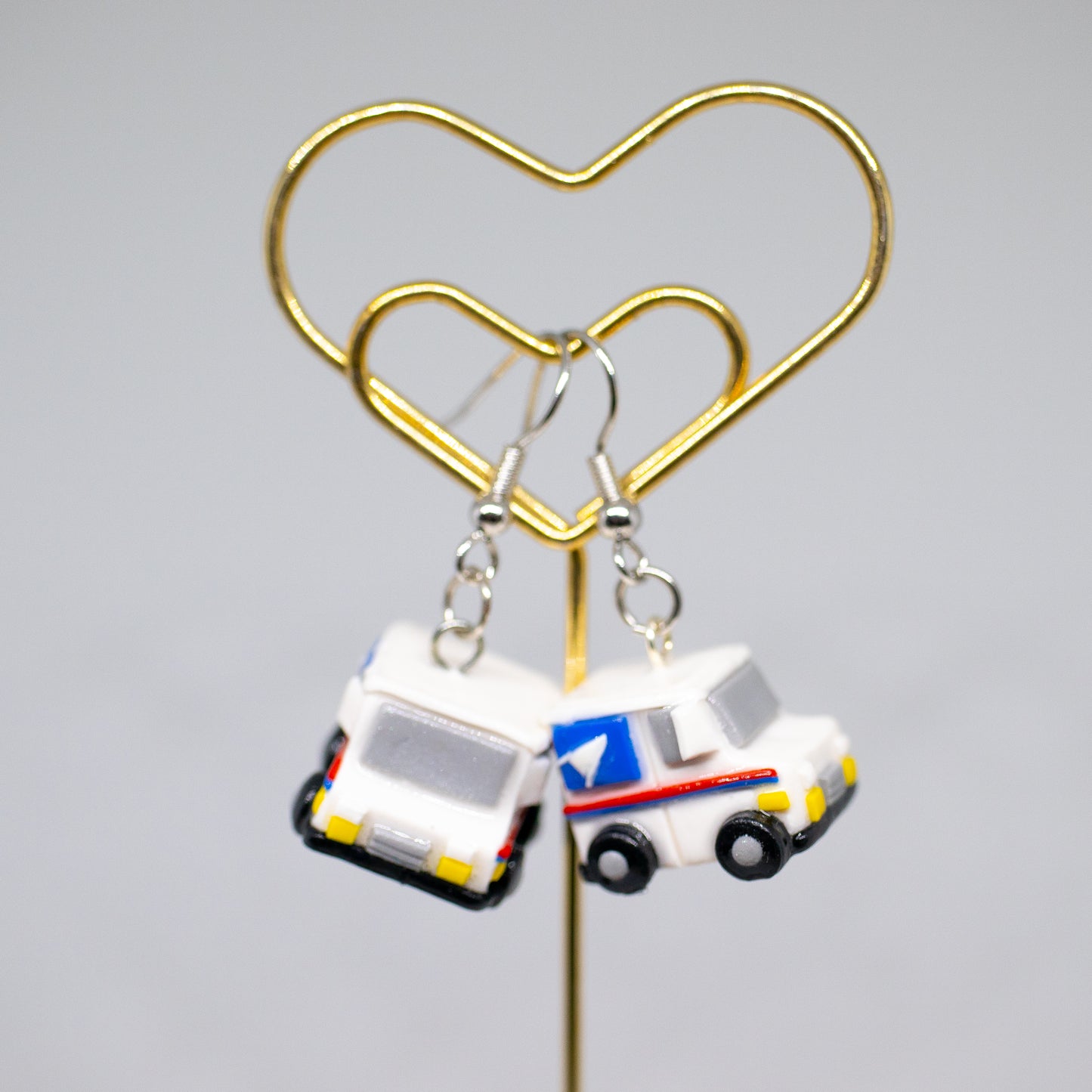 A tiny charm replica of an all too familiar truck that we see every day. Inspired by the USPS, this kawaii postal truck is boxy and cute with details on each side!