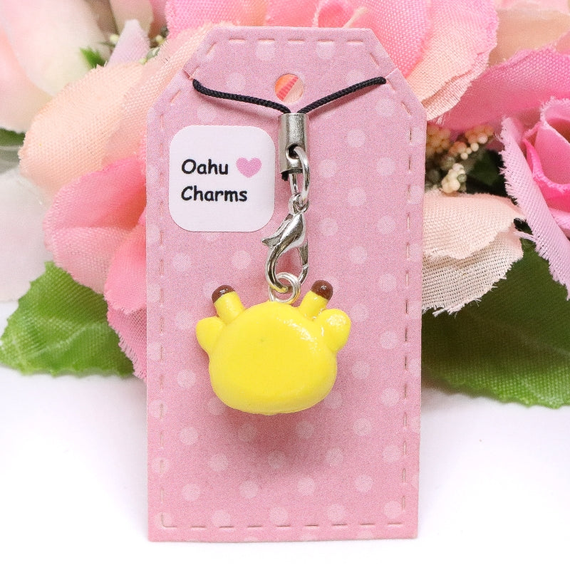 A simple, giraffe clay charm. This little giraffe has lots of tiny details, like a tiny heart on it's forehead and pink blush. Size: 0.75” wide x 0.625” tall