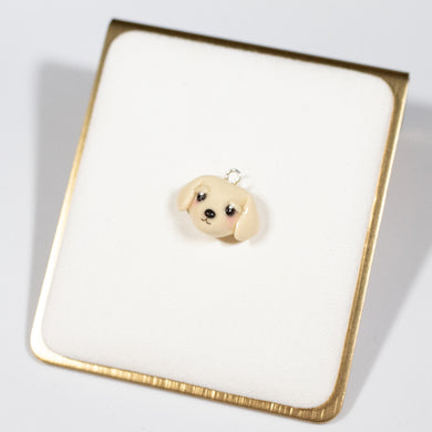 A cute, simple golden retriever dog charm! This little dog has blushing cheeks and sweet, expressive eyebrows. Golden retriever dogs are well known for their gentleness and affectionate nature.