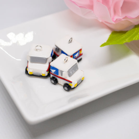 A tiny charm replica of an all too familiar truck that we see every day. Inspired by the USPS, this kawaii postal truck is boxy and cute with details on each side!